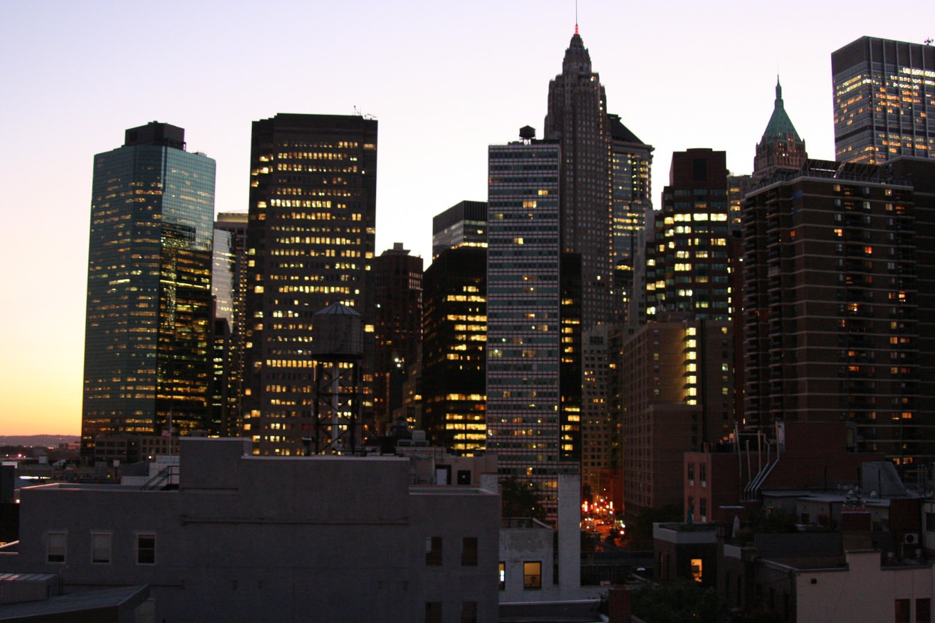 Brooklyn Bridge Ausblick leuchtende Bürotürme in Manhattan