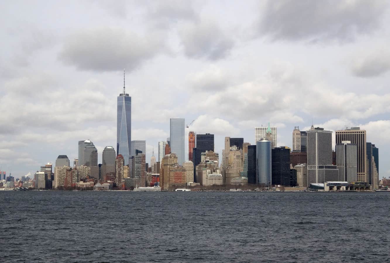 New York Skyline von Manhattan am South Seaport und Battery Park