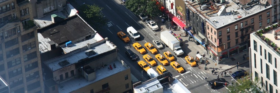 New York Taxi waiting on Traffic Light - www.reisenewyork.com